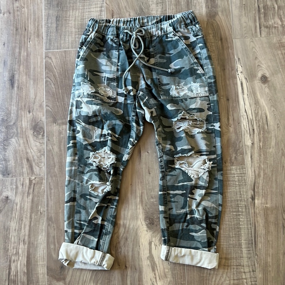 Camo Cropped Pants